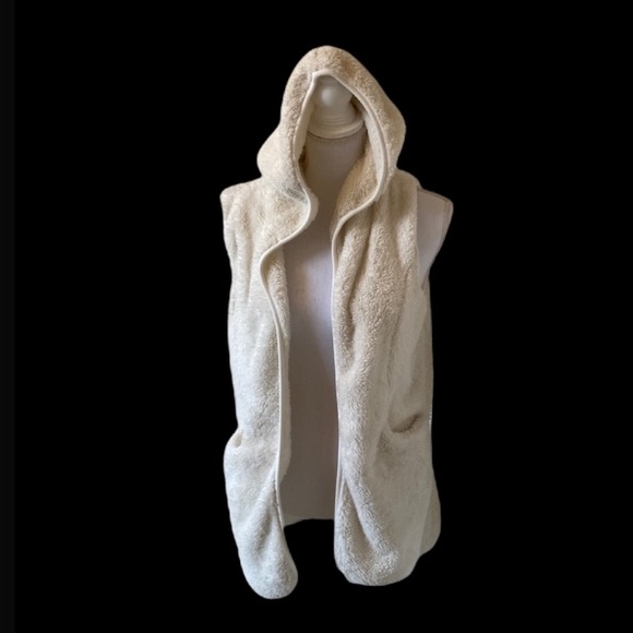 Fuzzy Vest with Pockets - Picture 2 of 8